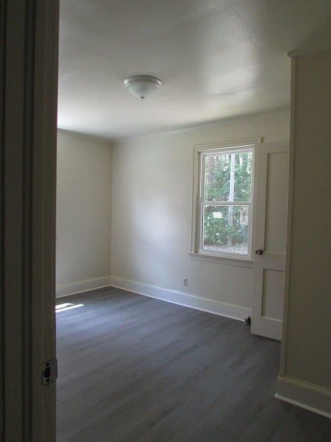 Building Photo - Renovated Three Bedroom/One Bath Duplex