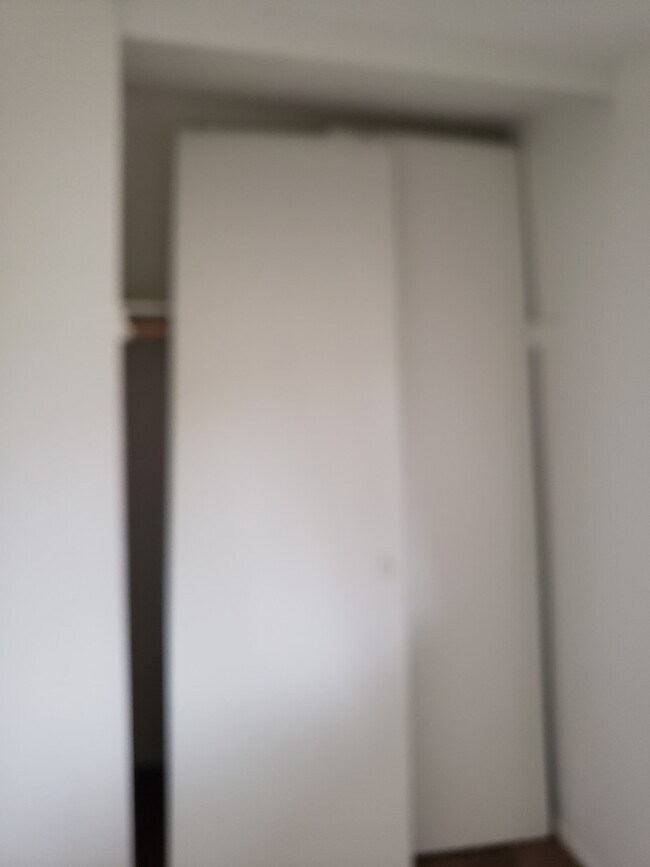 Building Photo - 3 Bed 2 Bath Townhome Close To The Strip!