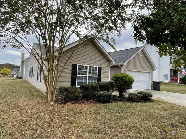Building Photo - Loudon 3-bedroom 2-bathroom home with open layout on corner lot available 11/15