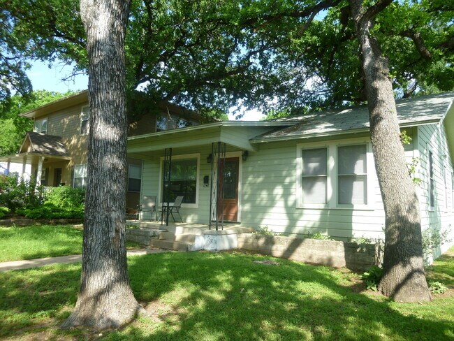 Building Photo - 2 Bedroom off Lake Austin Blvd!