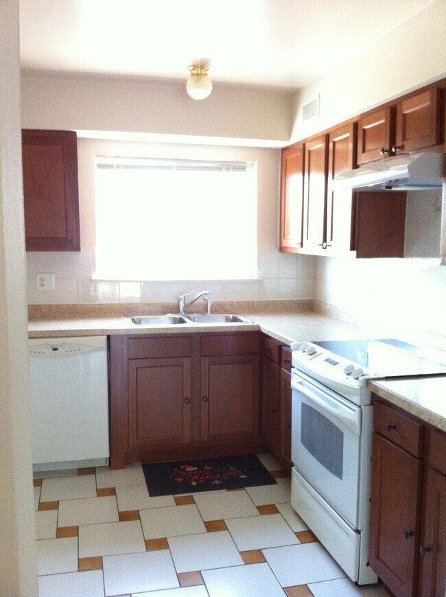 Building Photo - 9368 Bay Colony Dr