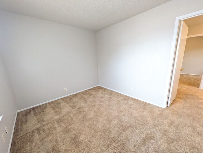 Building Photo - 330 W Byrd Blvd