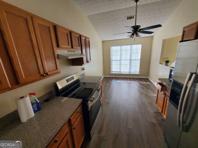 Building Photo - 5450 Twin Lakes Dr