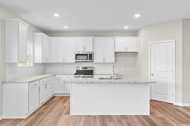 Building Photo - Beautiful Split Level 5 Bedroom Home - Hills of Olde Savannah