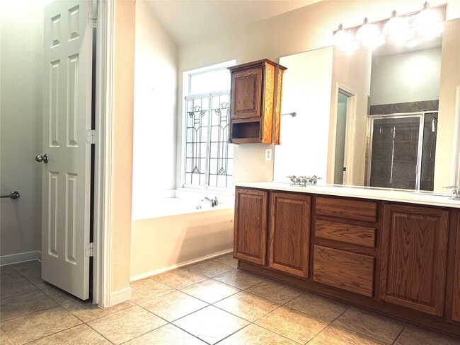 Building Photo - 2910 Sandleigh Dr