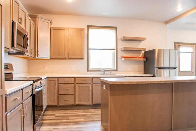 Building Photo - Spacious Corner 1 Bed!