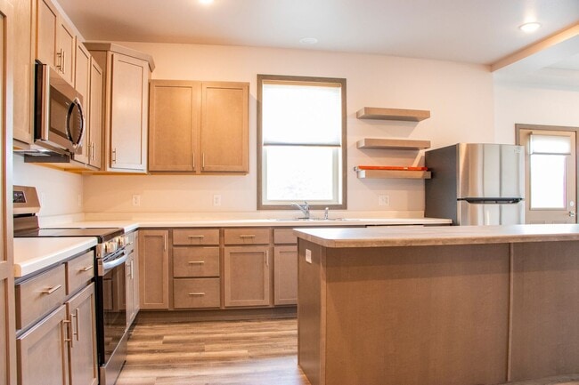 Building Photo - Spacious Top Floor Corner 1 Bed!