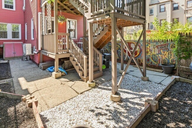 Building Photo - 166 Brooks St