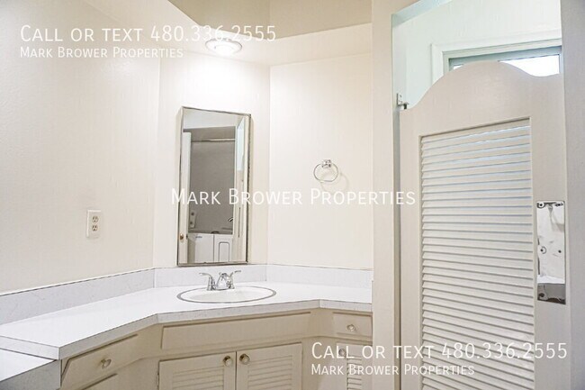 Building Photo - 8726 E Sells Dr