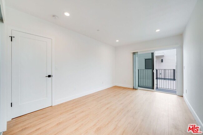 Building Photo - 4866 1/2 Pickford St