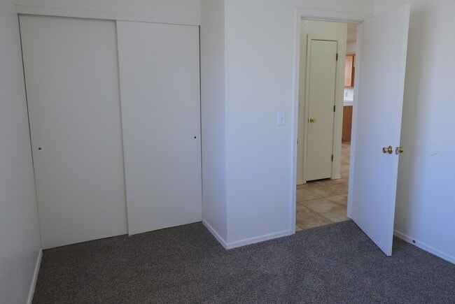 Building Photo - Inviting 3+2 split Floor plan!