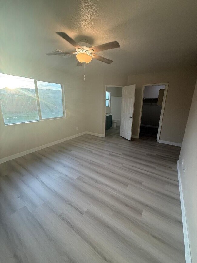Building Photo - FOR RENT – Spacious 5 Bed / 3 Bath Home in Calexico!