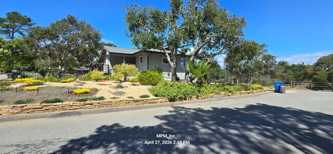 Building Photo - large custom home with peek a boo ocean views