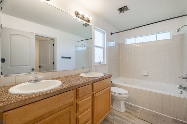 Building Photo - 4 Bed 3 Bath Located in Maple Hill Availab...
