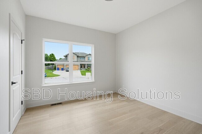 Building Photo - 1416 NE Ernest Way