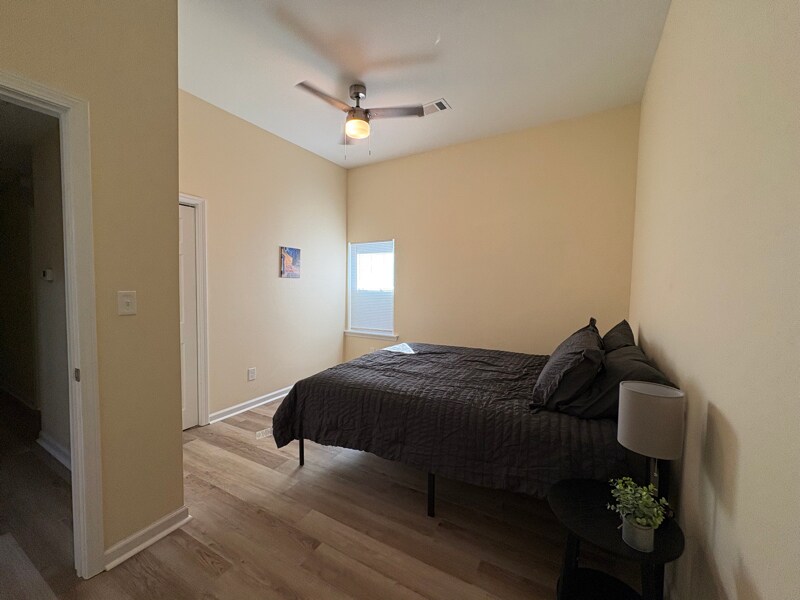 Building Photo - 405 Bender St