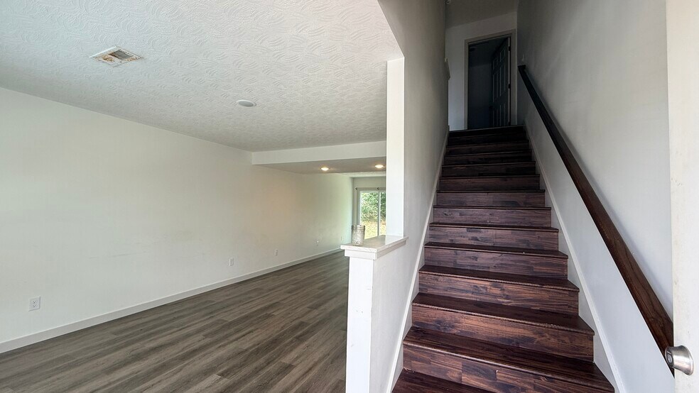 Building Photo - 604 Crescent Hill Dr