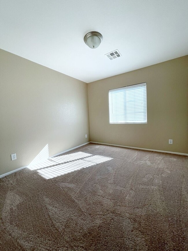 Building Photo - Spacious Living, Granite Counters, Great Location!