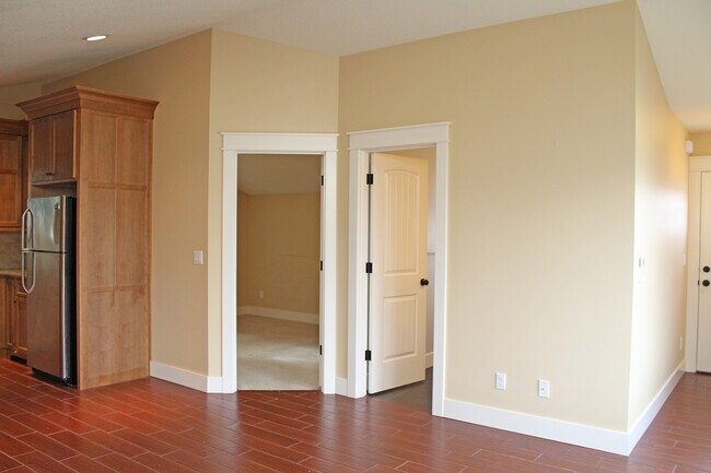 Building Photo - 3901 SE 49th Ave