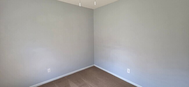 Building Photo - 715 SW Graystone Dr