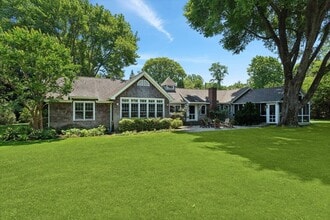 Building Photo - 695 Main St