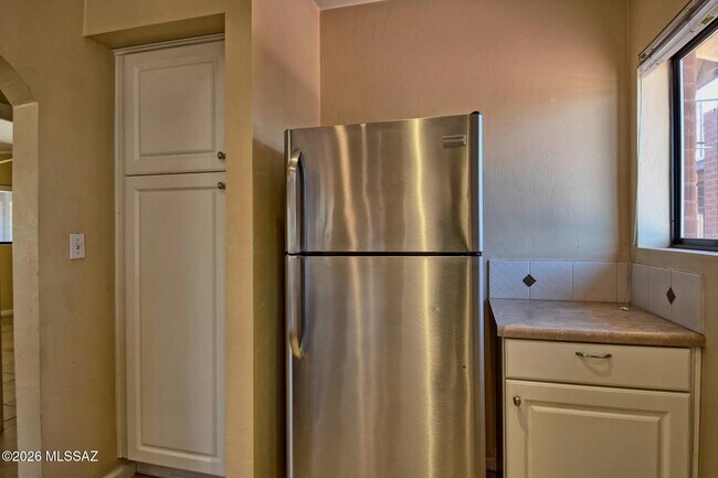 Building Photo - 1604 E 10th St