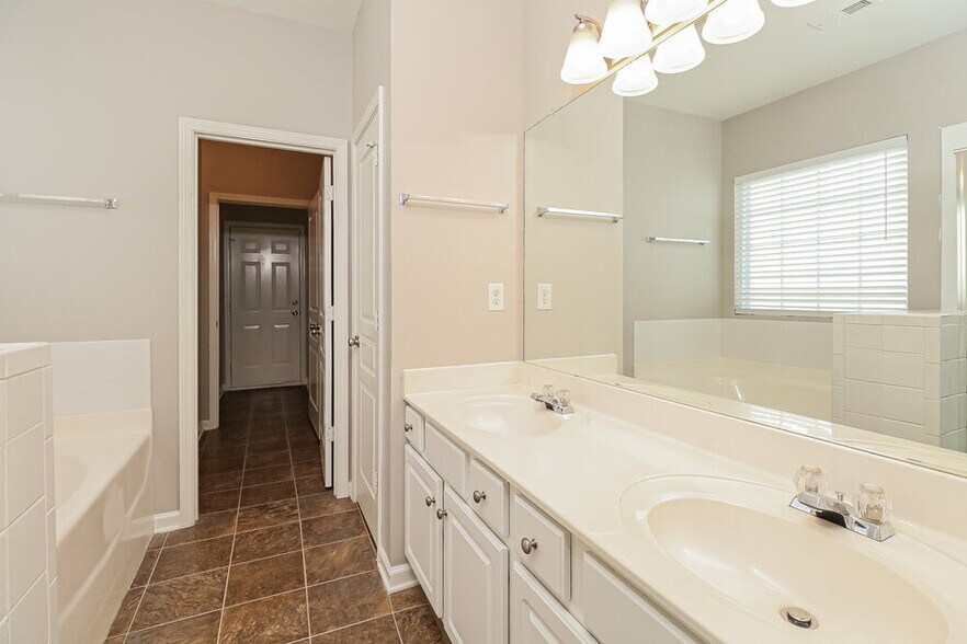 Building Photo - 1715 Crabapple Tree Ln