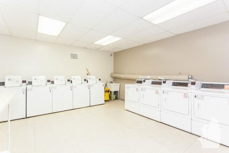 Building Photo - 4242 N Sheridan Rd