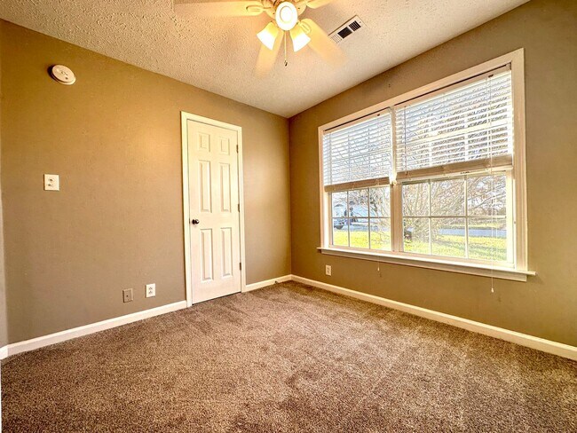 Building Photo - Cozy Single-Family Home with a Fenced Backyard