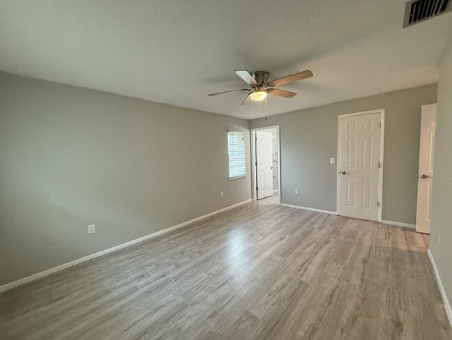 Building Photo - "Charming 3-Bed Oasis with 2 Full Baths in...