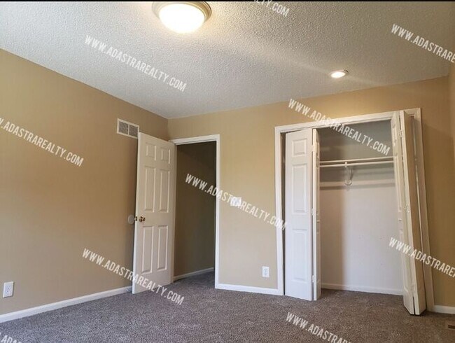 Building Photo - 3 Bedroom Duplex in Olathe North District-Available in AUGUST!!