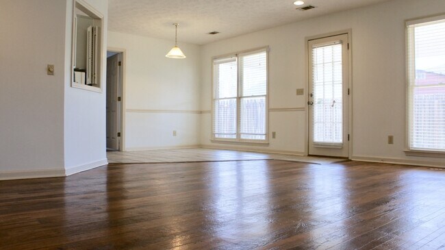 Building Photo - 3304 Chariot Ct