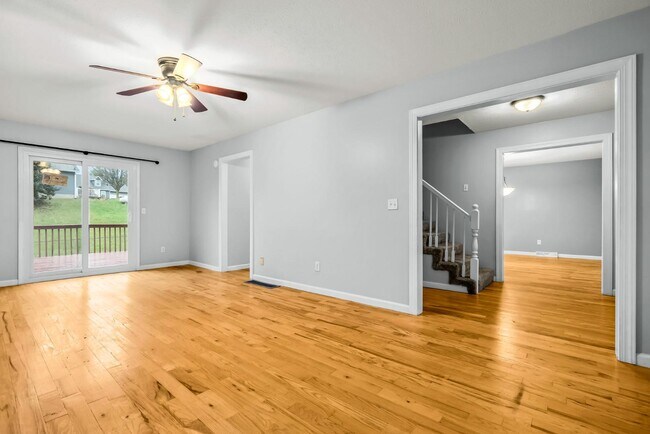 Building Photo - 215 Darrell Dr