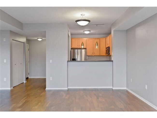 Building Photo - 560 2nd St