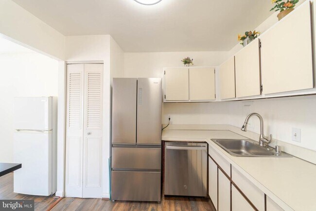 Building Photo - 37 Canterbury Square