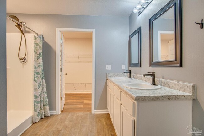 Building Photo - 4668 Red Oak Dr