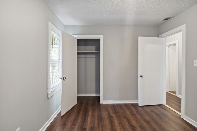 Building Photo - Large 3BR/1BA Near Ardsley Park House For Rent