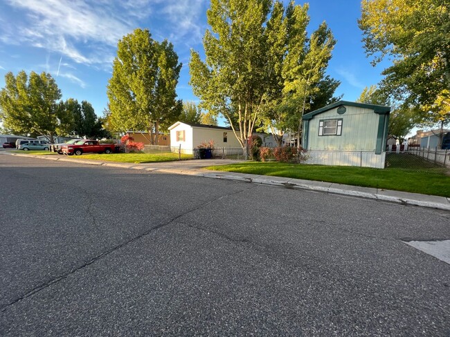 Building Photo - 3 Bed 2 Bath Mobile Home with Fenced Yard ...