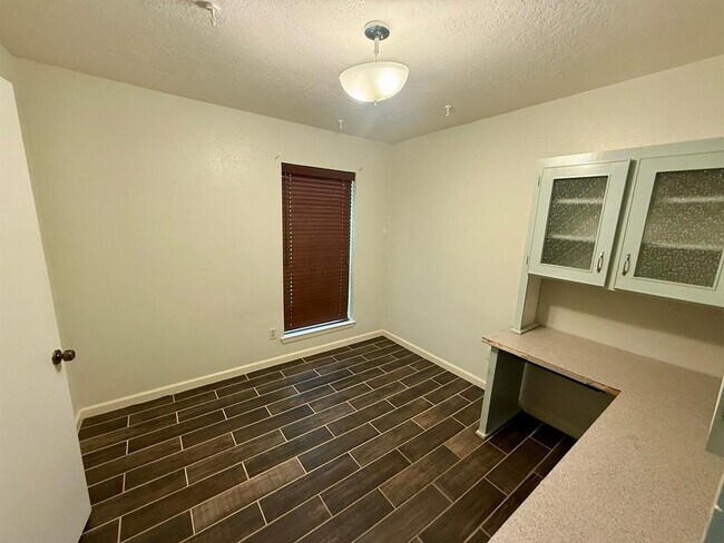 Building Photo - 9407 Pinole Ln