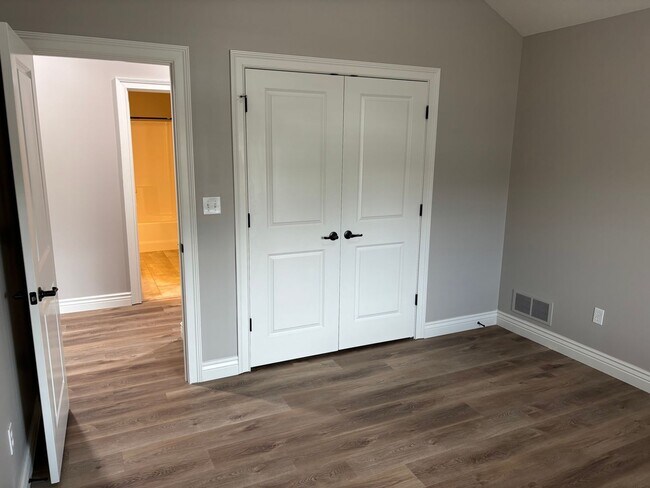 Building Photo - Single Family Home - Available For Rent in Old Hawthorne!