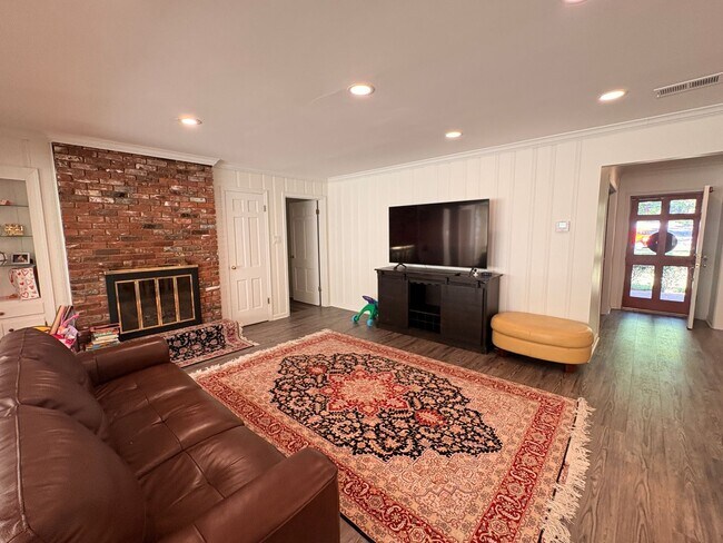 Building Photo - Renovated Home In The Heart Of East Memphis! Fully Fenced Backyard! No Carpet!