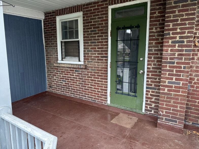 Building Photo - 637 5th Ave