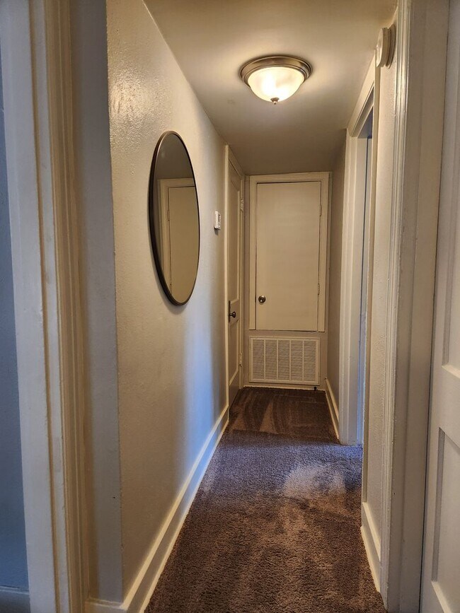 Building Photo - Cozy Apartment located near UAMS!
