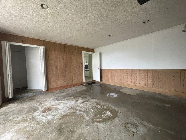 Building Photo - Spacious Home in Country Club Estates