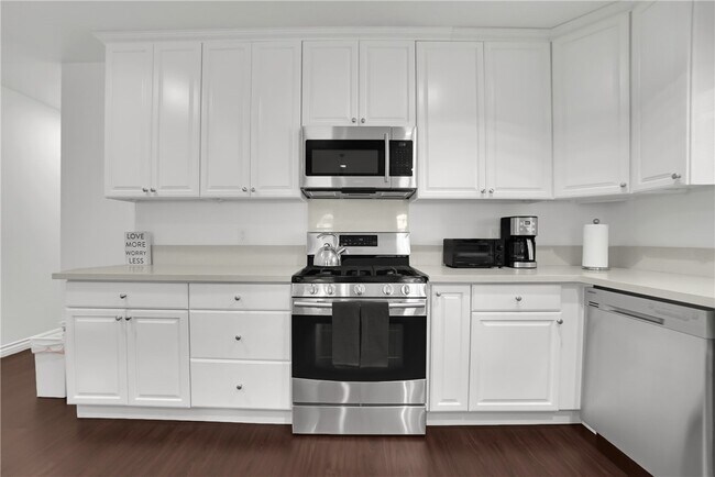 Building Photo - 2718 W Grand Ave