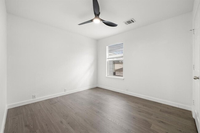 Building Photo - 2204 Founder Dr