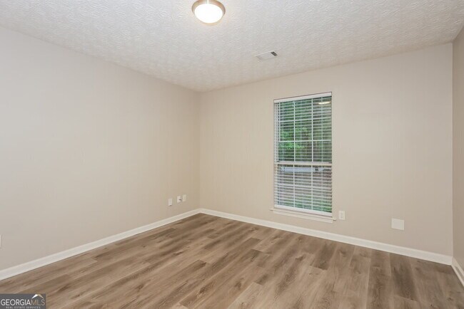 Building Photo - 8391 Taylor Rd