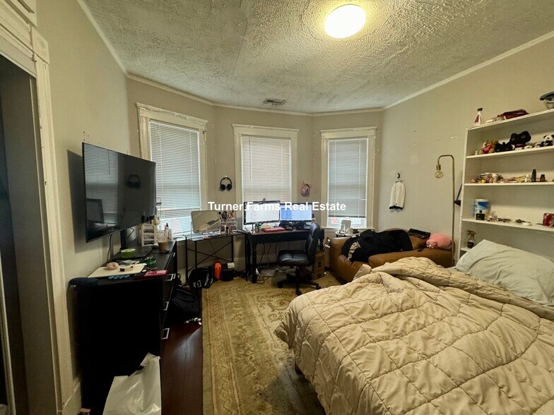 Building Photo - 724 Parker St