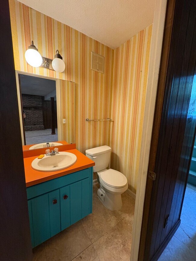 Building Photo - 3 Bedroom 2.5 Bath House
