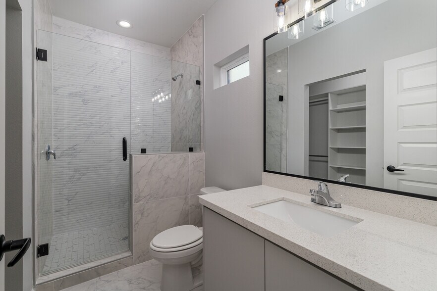 Building Photo - 1007 Hidden Hills St